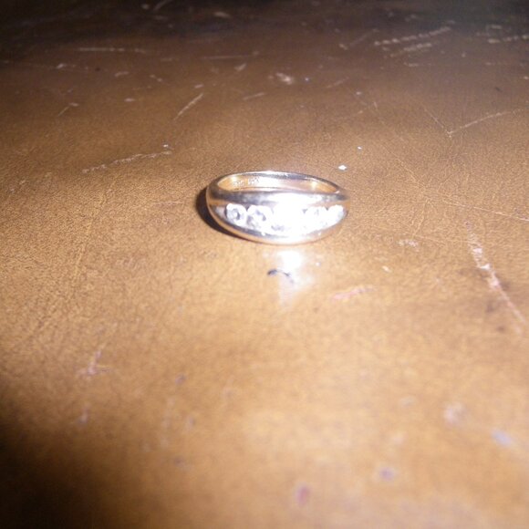 Vintage Women's 14K Gold Classic Wedding Band w/ 5 Diamonds - Picture 5 of 5